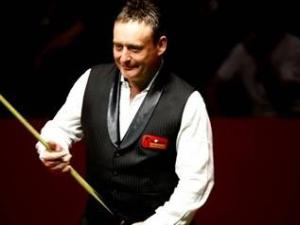 皇马在国家德比后失利，阿隆索面临下课危机，巴萨趁机领跑，西甲争冠形势严峻。